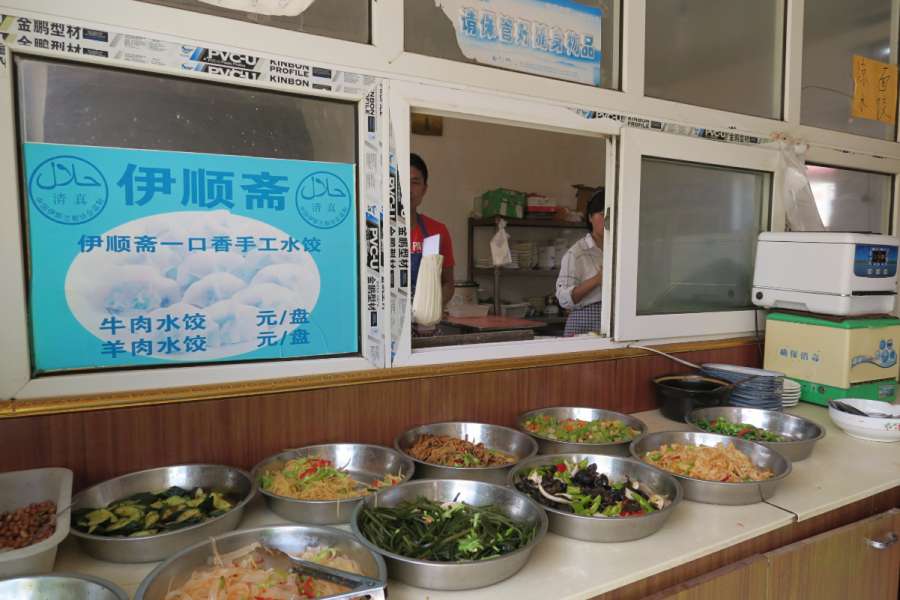 เป็นร้านขายหมี่ ทำเส้นเดี๋ยวนั้นเลย ร้านอิสลามชาวซินเจียง ที่เห็นเป็นถ้วยๆคือเครื่องปรุง เติมเอาเอง
