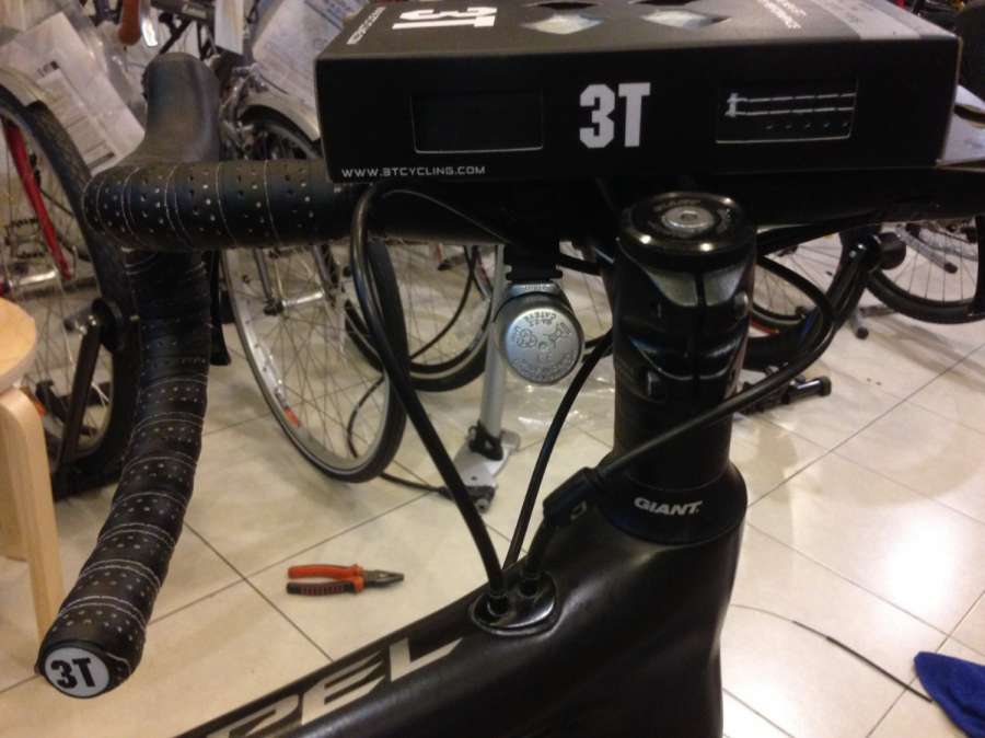 3T รุ่น LTD สีดำแถบขาว ผิวสัมผัสแบบหนัง ใช้ทนทาน แต่ถ้าชอบนุ่มมือก็แนะให้เล่นกำมะหยี่ค่ะ <br />ตย ภาพด้านล่าง ลค มาพันที่ร้านเลือกแบบหนัง ผ่านการใช้มา 10,000 กิโล สภาพยังดี ใช้ได้อีกนาน  <br />ราคา 800 บาท / ems+50