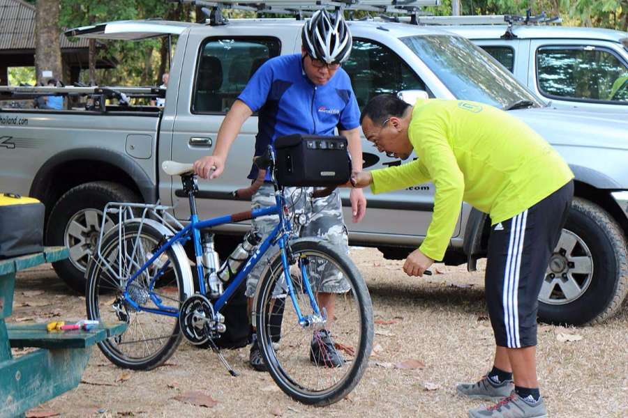 คุณธานินทร์ตรวจสอบความพร้อมของจักรยานให้กับสมาชิกด้วยตนเอง