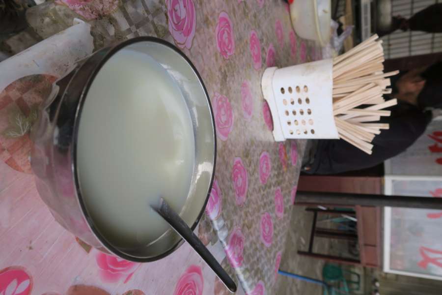 ผมน้ำเต้าหู้กับหมั่นโถว โจกินแต่ซาลาเปา ขายดีมากร้านนี้ เพราะเห็นร่องรอยเศษกระดาษกับตะเกียบเต็มพื้น และมีหม้อต้มน้ำซีเรียลต่างๆหลายหม้อ