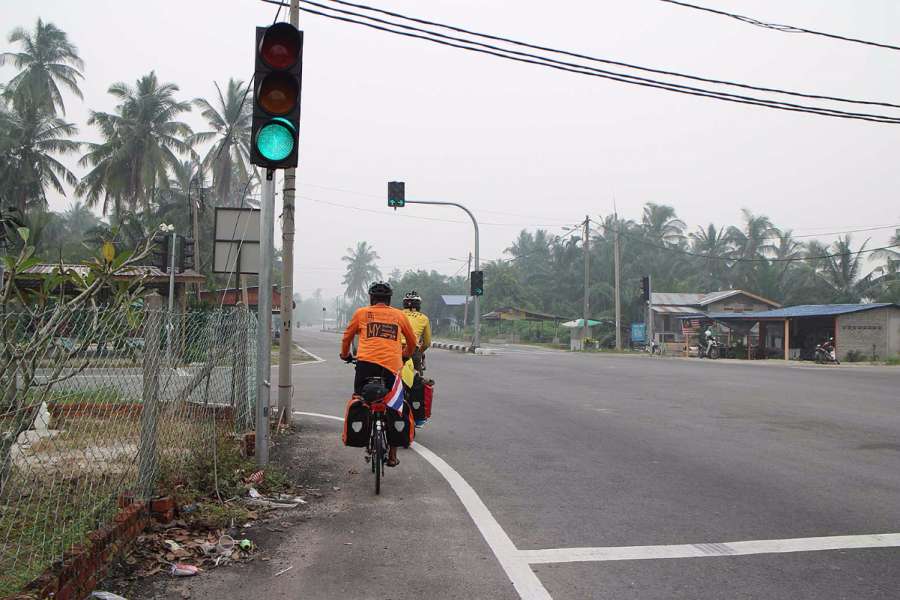 สุสานชาวมุสลิมข้างทาง