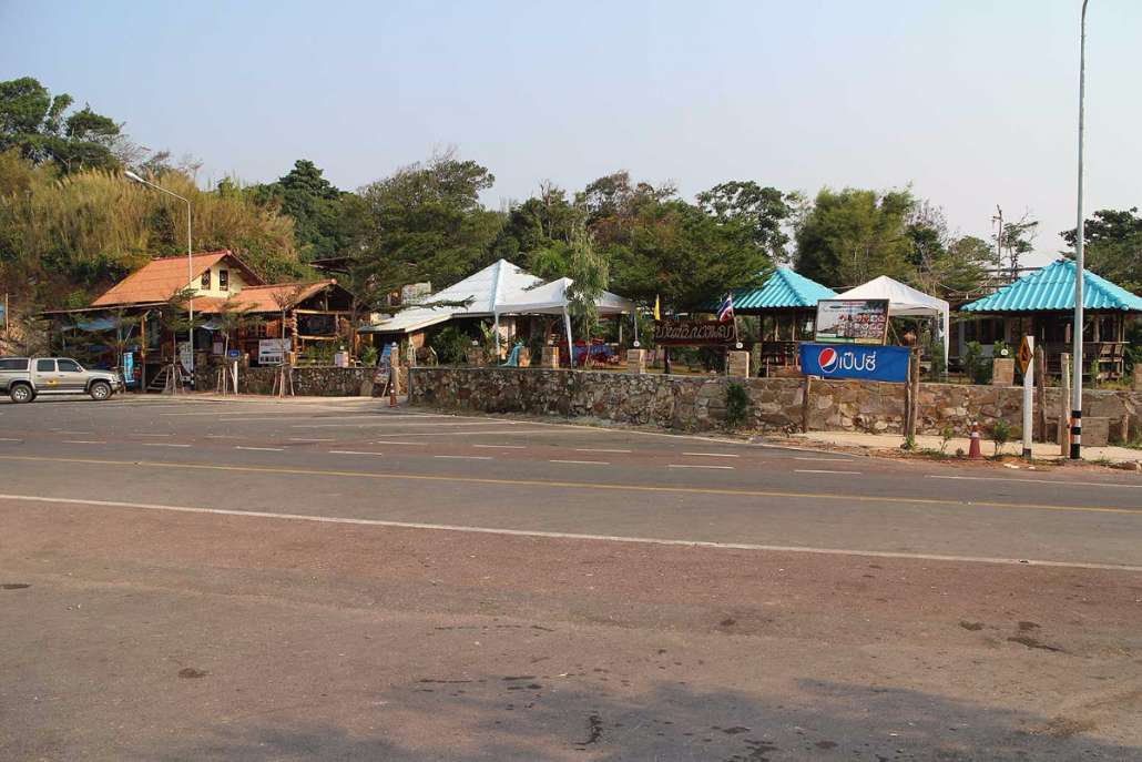 ฝั่งตรงข้ามเป็นร้านกาแฟ และร้านอาหาร
