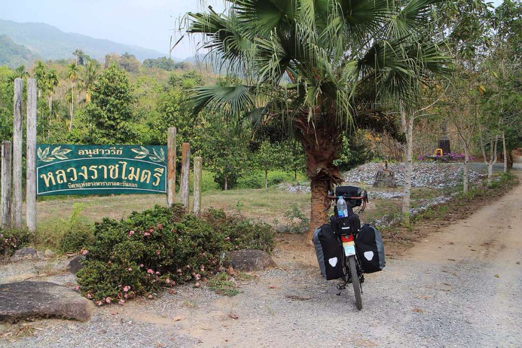 อนุเสาวรีย์หลวงราชไมตรี บิดาแห่งยางพาราภาคตะวันออก