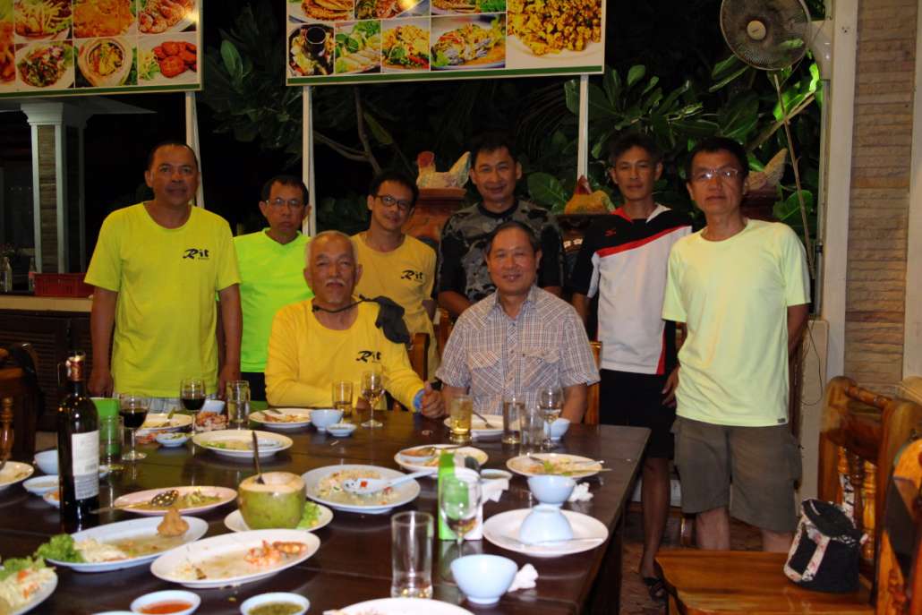 มื้อเย็นอลังการ เลี้ยงต้อนรับจากเพื่อนลุงสุวัฒน์
