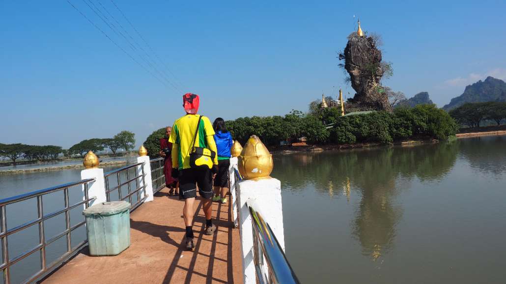 ที่เป็นเจดีย์เราเดินขึ้นได้ครึ่งหนึ่ง