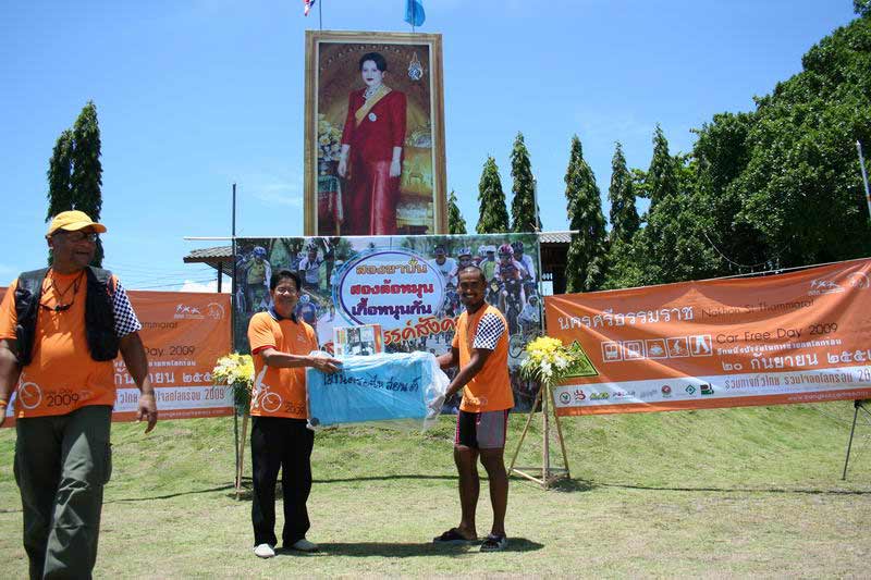 รางวัลชนะเลิศ  ทีมชมรมจักรยานเพื่อสุขภาพ ท่าศาลา  จากอำเภอ ท่าศาลา กินข้าวเสร็จสงสัยรีบกลับบ้าน เสือมร ต้องรับแทน