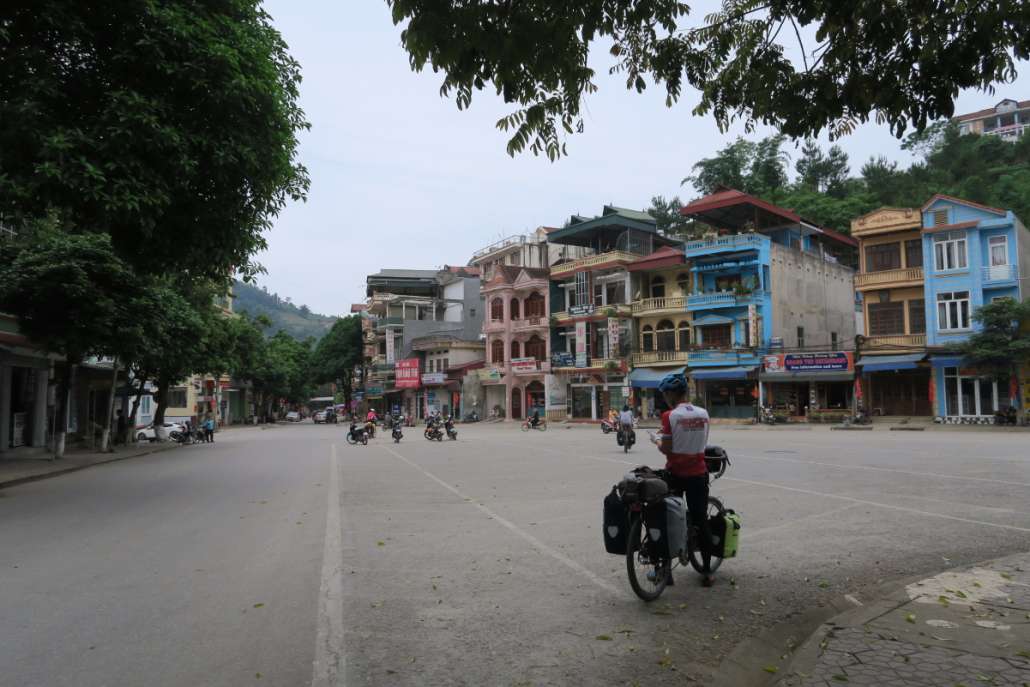 เมือง Bac Ha จะเงียบสงบ คึกคักเฉพาะวันอาทิตย์ ชนเผ่าต่างๆจะมาขายของ ซื้อของกัน วันที่ไปถึงเป็นวันอาทิตย์เย็น ไร้ผู้คนแล้ว