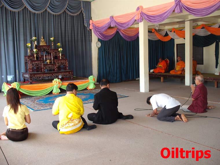 ตรงหน้าคือผู้ว่าราชการจังหวัดสุราษฎร์ธานี และนายกเทศบาลอำเภอกาญจนดิษฐ์