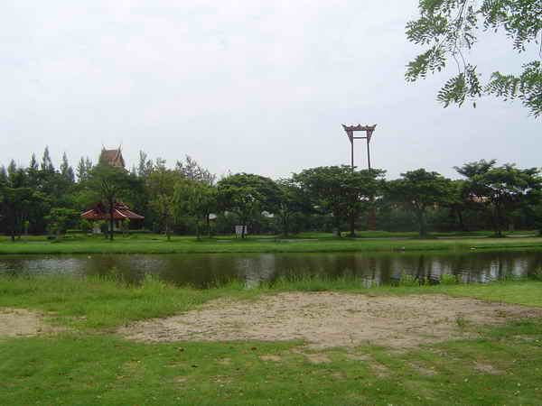 ที่เห็นไกลๆนู้นเสาชิงช้าครับ