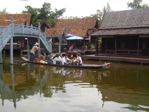 บริเวณตลาดน้ำมีนักท่องเที่ยวชาวต่างชาติด้วย