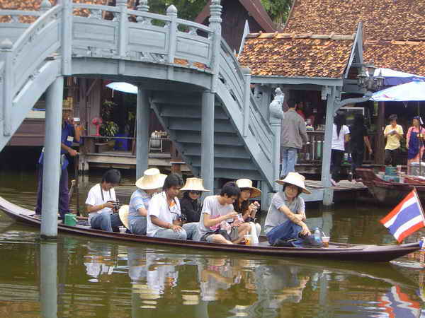 บริเวณตลาดน้ำมีนักท่องเที่ยวชาวต่างชาติด้วย