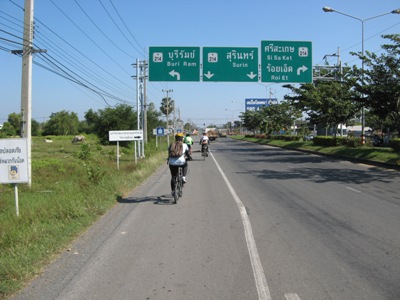 สี่แยกข้างหน้า วงแหวนใต้ จากจุดนี้ อีก 5 กม. ถึงตัวเมือง