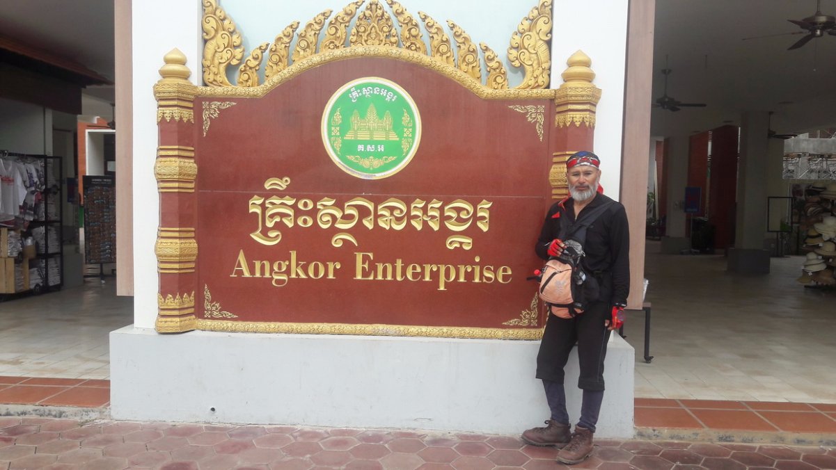 ไม่ใช่ฝรั่งครับ ถูกทักผิดอยู่ตลอด  ทีฝรั่งถามยูเป็นคนจีนหรือ 55