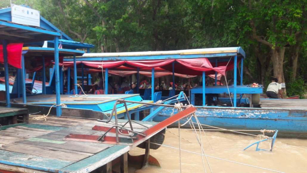 พ้นหมู่บ้านไปมีร้านอาหารและคณะกรรมการหมู่บ้านที่คอยจัดคิวเรือ  เราไม่หิวพอที่จะกินมาม่าถ้วยละ 60 บาท(พอๆกับจีนเลย) สำหรับผู้ที่ต้องการลงเรือเที่ยวสวนน้ำท่วม คนละห้าดอลล่าร์