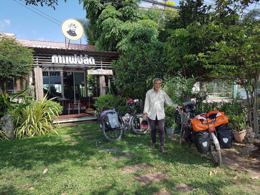 ถึงร้านกาแฟปลัด อาบน้ำล้างตัวเปลี่ยนเสื้อผ้า นั่งดื่มกาแฟรอคุณเขน และคุณธานินทร์ขับรถมารับไปเขาค้อบูติกแค้มป์