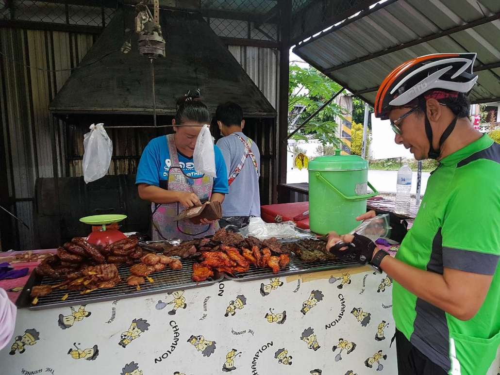 แล้วข้ามมาซื้อข้าวเหนียวไก่ย่างกินกันก่อน