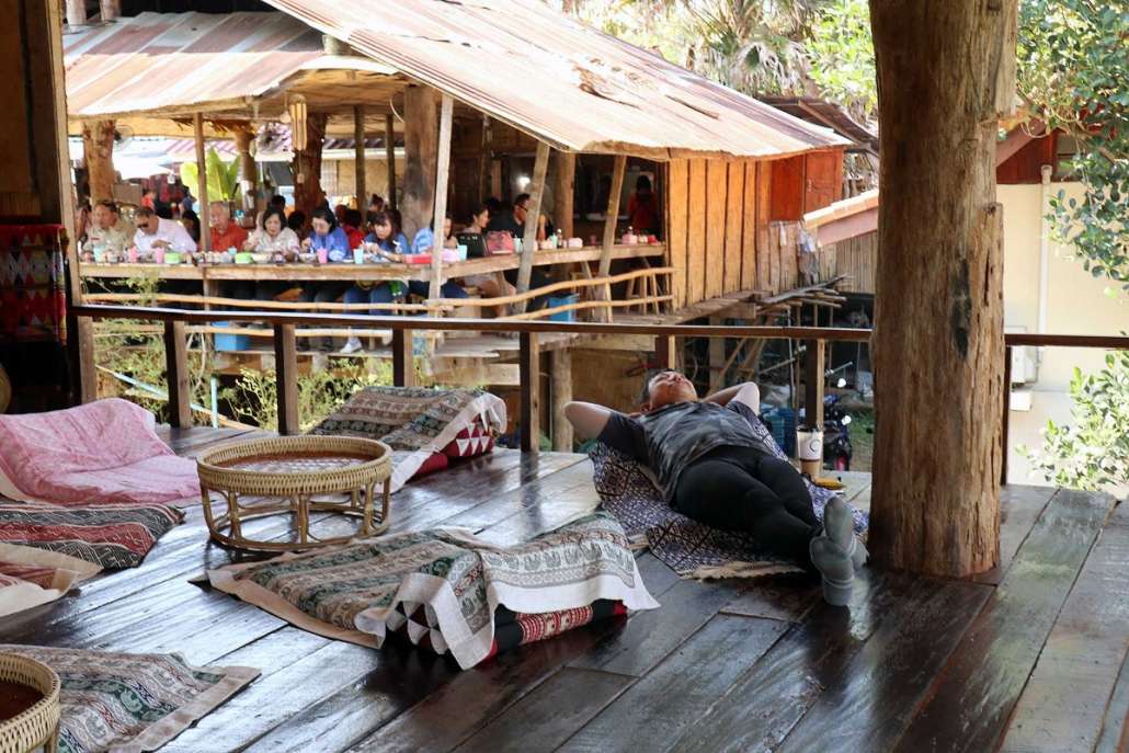 แต่ขอแวะกินข้าวซอยที่บ้านไทลื้อก่อน