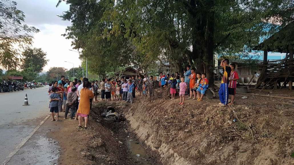บ่ายสามโมงกว่าก็นั่งรถปิคอัพของเจ้าของรีสอร์ท เข้าไปซื้อเสบียงที่โลตัสเชียงคำ ขากลับเจออุบัติเหตุ บิ๊กไบค์เสียหลักเพราะเฉี่ยวชนรถปิคอัพชาวม้งที่กำลังจะเลี้ยวขวาเข้าบ้าน ถึงตายเลยครับ