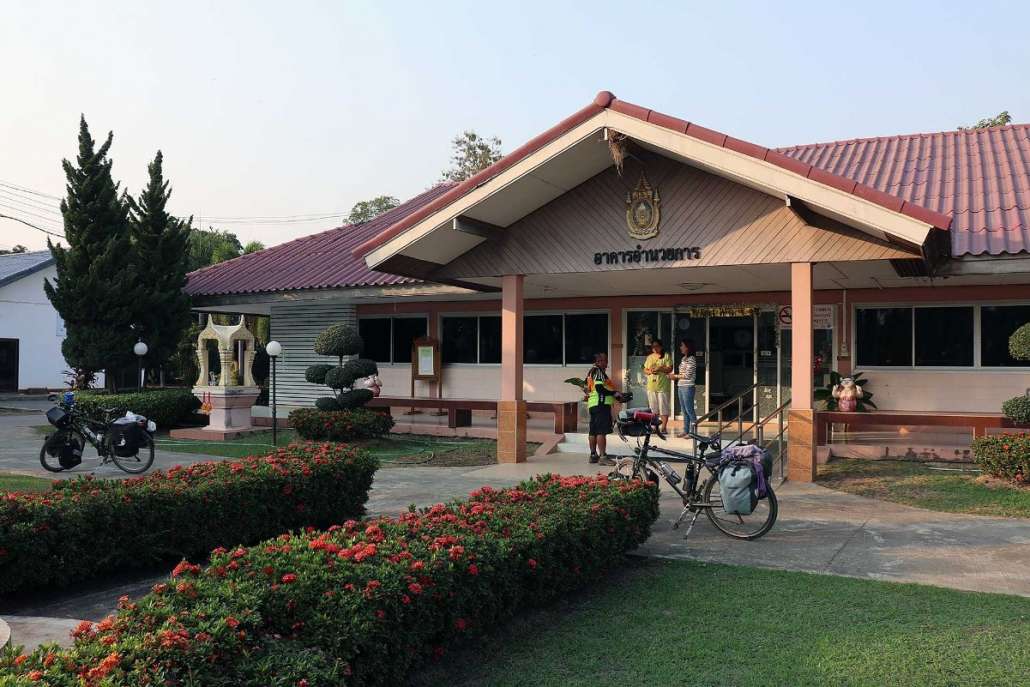 ระหว่างแวะพักร้านกาแฟ อาจารย์สวงติดต่อเพื่อนอาจารย์ขอกางเต็นท์นอนที่กศน.จังหวัดสุโขทัย