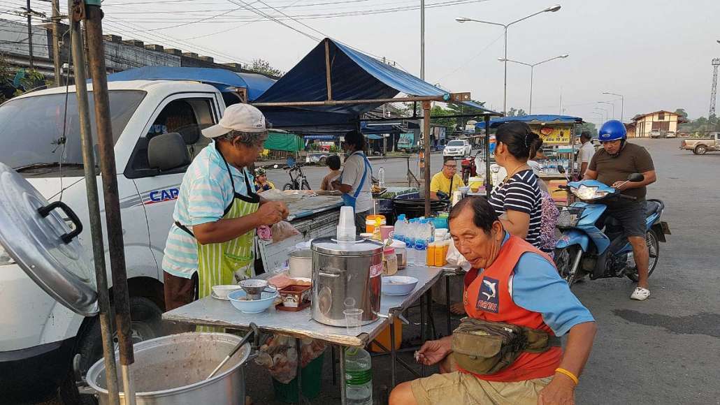 พี่อู๊ดพามากินโจ๊กข้างสถานีรถไฟ มีเพื่อนนักปั่นอายุเจ็ดสิบกว่ามานั่งคุย