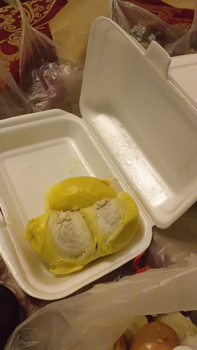 ขากลับแวะซื้อทุเรียนพม่าไปขิม ราคาถูกเม็ดโต ชนิดเนื้อเหลืองอร่อย  เนื้อขาวไม่อร่อยขม