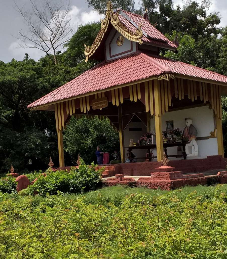 ตำหนักของพระนางสุพรรณกัลยาอยู่ในบริเวณเดียวกัน