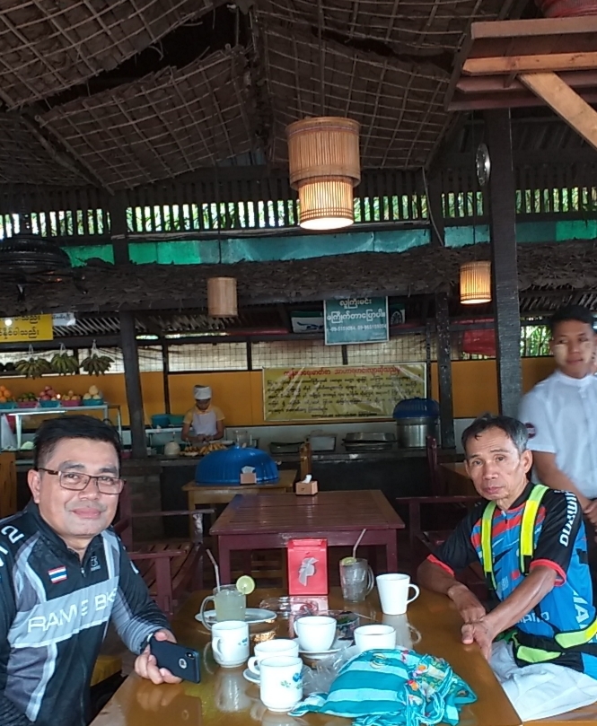 แวะชิมกาแฟพม่าและอาหารพม่าข้างทาง