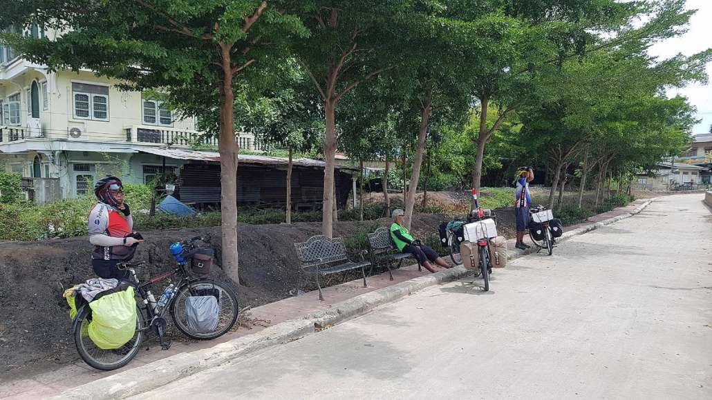 แวะกินมื้อเที่ยงที่อำเภอเสนา แล้วปั่นมานั่งชมวิว