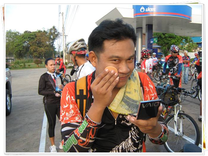 ดูเขาทำอะไรจะขนาดนั้นน้องแสน...รุ่นนี้เขาไม่กลัวผิวเสียแล้วขอบอก...ดูภาพนี้แล้วอย่างหมั่นใส้เลย555555