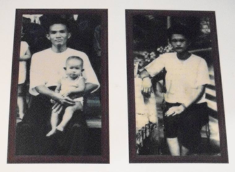 ภาพโยมพ่อสำราญอุ้มเด็กชายประยุทธ์(ท่านพระพรหมคุณาภรณ์) โยมแม่ชุนกี