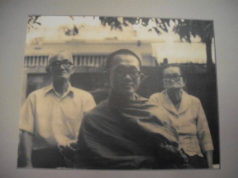 ตอนบวชเป็นพระกิกษุ ข้างหลังมีโยมพ่อ โยมแม่ในวัยชรา