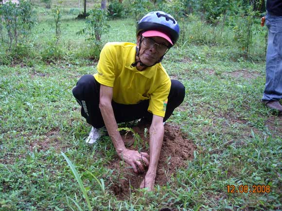 ลุงยืนปลูกต้นมะขามที่ป่าดงปงไหว