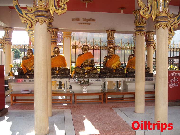 สักการะรูปปั้นพระสงฆ์องค์ชื่อดังแห่งปากน้ำภาษีเจริญ