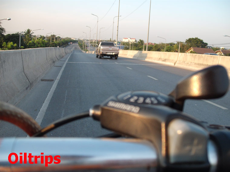 ปั่นดาวน์ลงสะพานข้ามแยกถนนบรมราชนนีไปถนนมังกร เพื่อไปบ้านน้าหมี TCHA